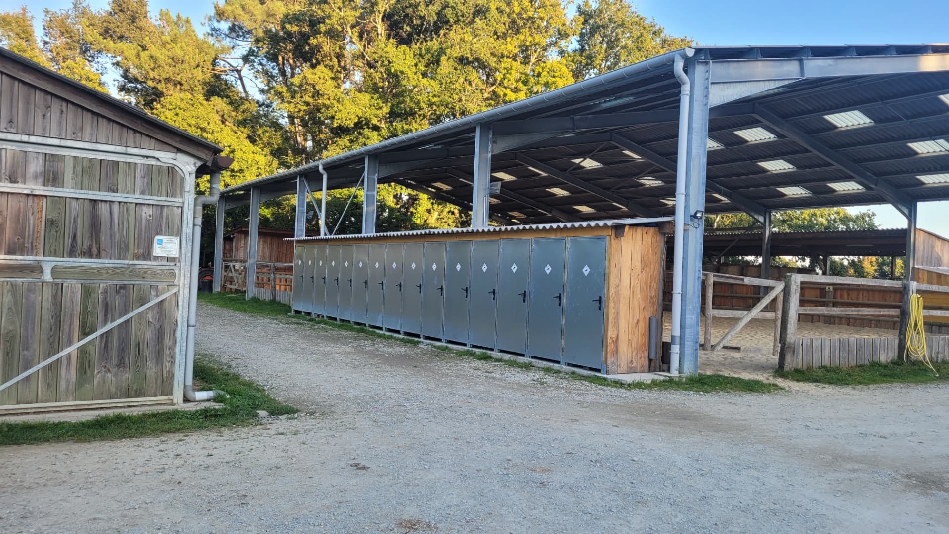 Les 21 casiers individuels sous le hangar